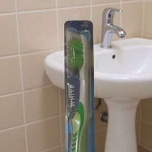 Oral B crest 3d white toothbrush green